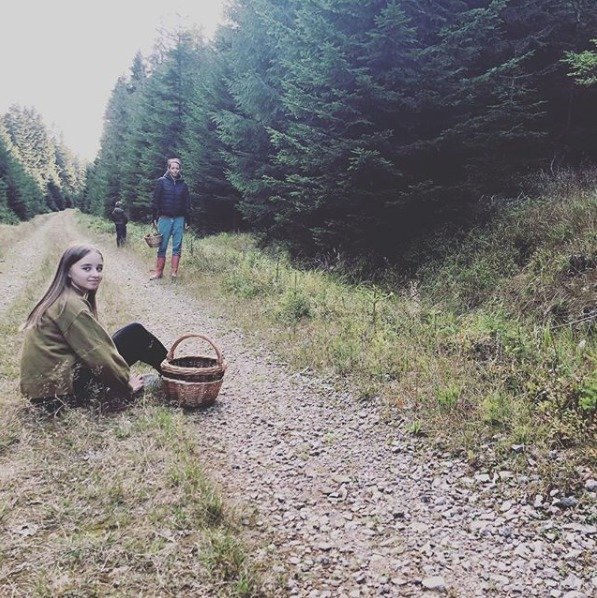 Agáta Prachařová si vyrazila s dětmi na houby do lesa.