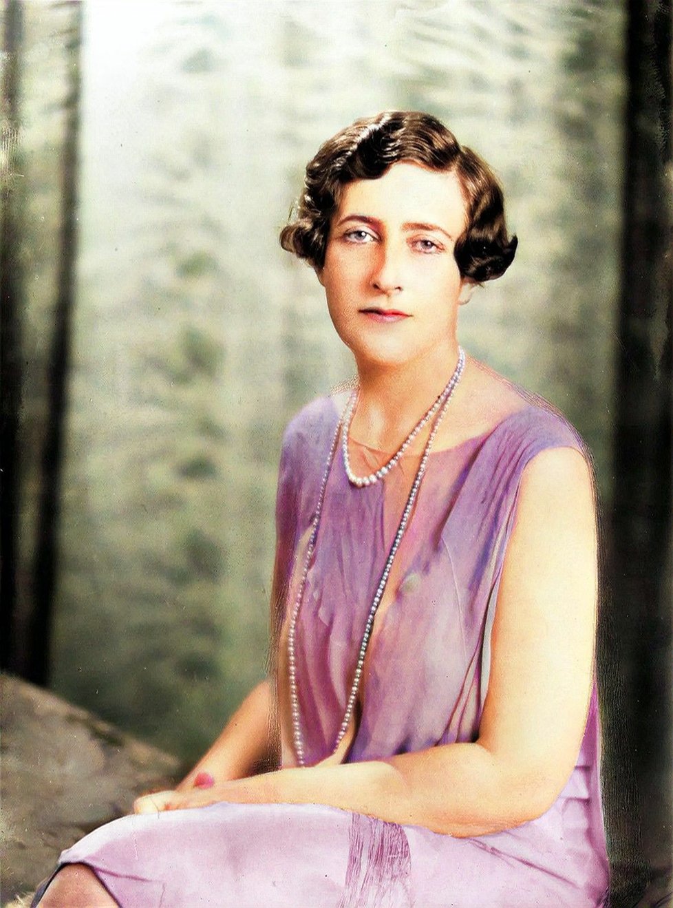 Britská spisovatelka Agatha Christie (*15. 9. 1890 – †12. 1. 1976) patří právem k legendám autorů detektivních próz, nejen díky tomu, kolik jich během života stihla napsat (66 románů a 14 povídkových souborů).
