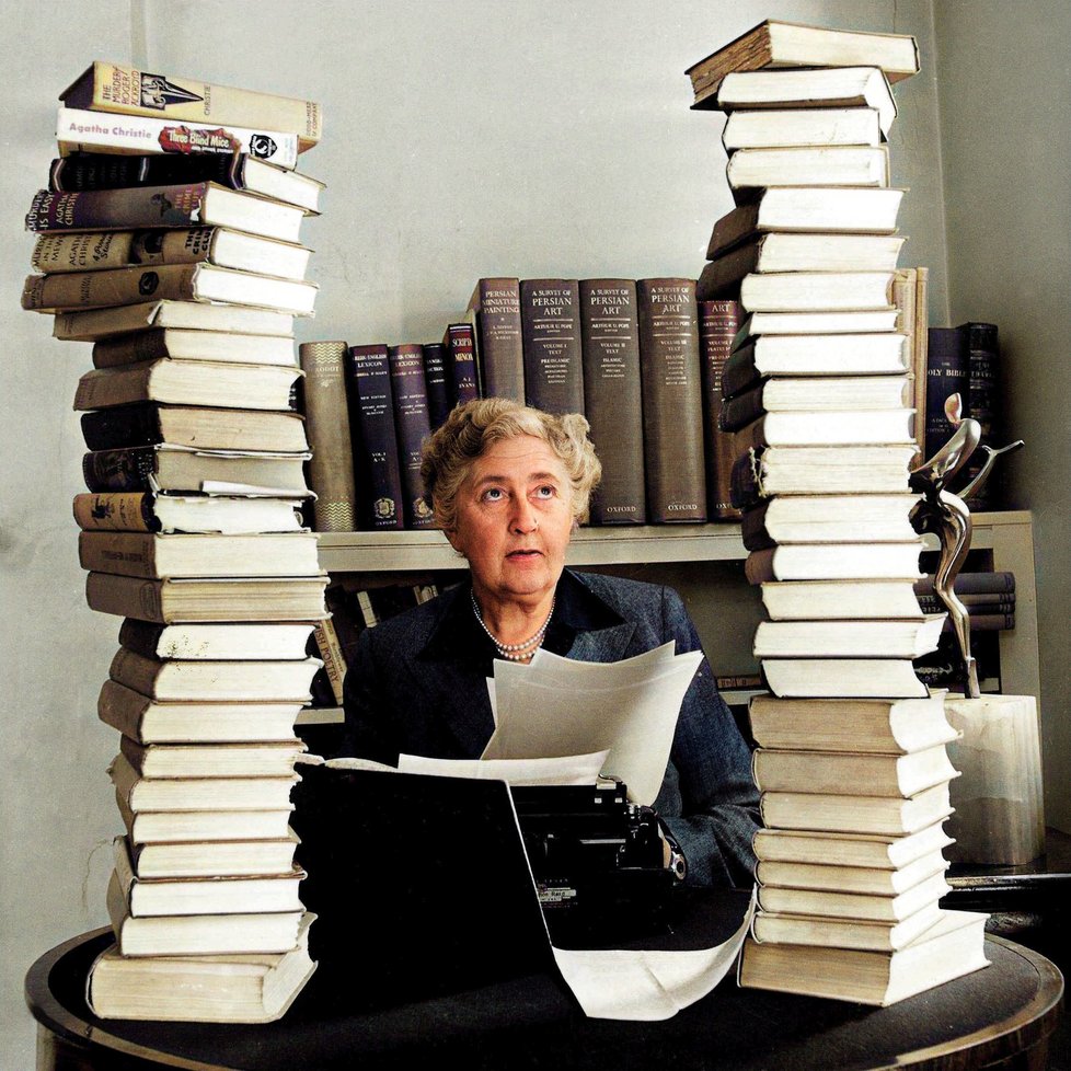 Britská spisovatelka Agatha Christie (*15. 9. 1890 – †12. 1. 1976) patří právem k legendám autorů detektivních próz, nejen díky tomu, kolik jich během života stihla napsat (66 románů a 14 povídkových souborů).