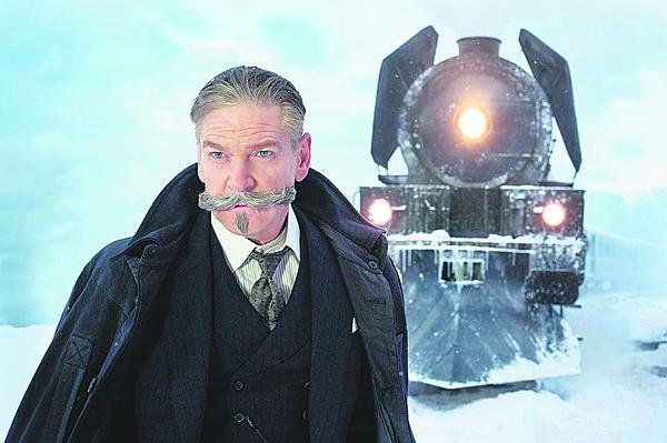 Kenneth Branagh měl ve Vraždě v Orient Expresu oproti originálu odlišný knír.