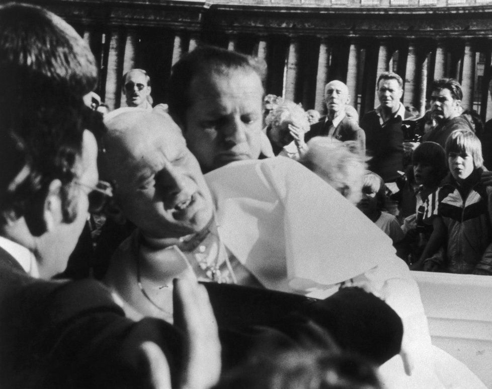 Papež Jan Pavel II. padá na náměstí svatého Petra pod náporem kulek. 13. května 1981.