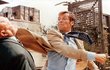 Agent 007 (Roger Moore) v pěstní akci ve filmu Špion, který mne miloval.