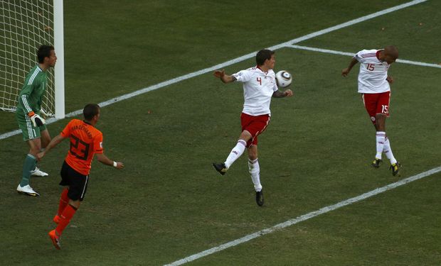 Daniel Agger je smolař. Po jeho teči se odrazil balon do vlastní sítě. Daniel Agger je smolař. Po jeho teči se odrazil balon do vlastní sítě.