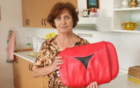 Kdyby Agnes Horníková (77) znala fígle prodejců, neskladovala by předražený masážní polštářek ve skříni. Ten navíc mohl uškodit jejímu zdraví.