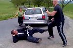 Video zachycuje statného holohlavého muže, který zbil Rumuna přímo na silnici.