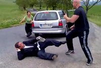 Šokující video: Agresor brutálně zmlátil Rumuna na silnici!