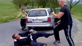 Video zachycuje statného holohlavého muže, který zbil Rumuna přímo na silnici.