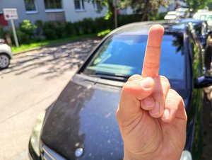 Agresivita při řízení už v Česku způsobila desetitisíce nehod. Co k tomu řidiče vede?