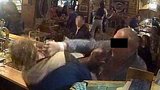 Host zbil pěstmi barmana: Řekl mu, že se v baru nesmí kouřit