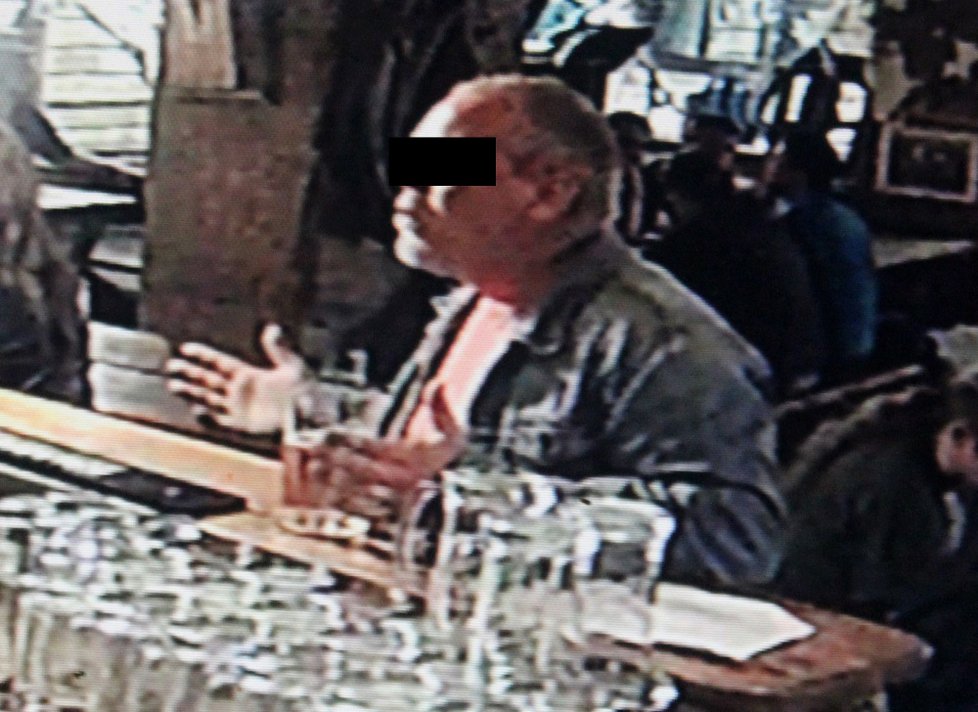 Muž napadl barmana, protože mu zakázal v restauraci kouřit.