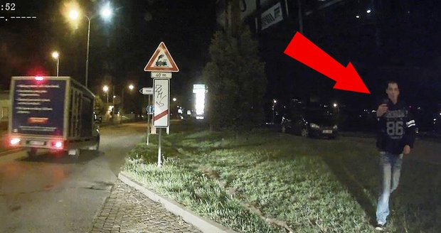 Mladík napadl v zastávce Královo Pole v Brně řidiče autobusu, protože jej napomenul, že s otevřenou lahví piva se cestovat nesmí.