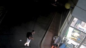 Agresor strhl ženě (44) v Ostravě kabelku, když se bránila, kopal ji do hlavy. Nepoznáváte ho?