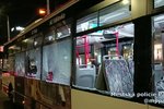 Agresor v Pardubicích vymlátil v autobuse skla.