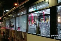 Infekční šílenec vypadl v Pardubicích za jízdy z autobusu! Vozu rozbil pět oken