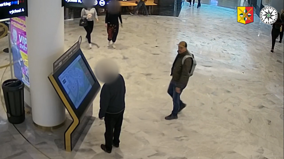 Policisté pátrají po muži, který poškodil obrazovku na interaktivní mapě v obchodním centru na Chodově