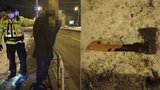 VIDEO: „Useknu vám hlavy!“ hrozil cestujícím v tramvaji muž (38) se sekerou v ruce. Policie hledá svědky