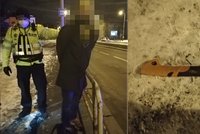 VIDEO: „Useknu vám hlavy!“ hrozil cestujícím v tramvaji muž (38) se sekerou v ruce. Policie hledá svědky