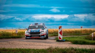 Rally Hustopeče po 1. dnu: Kopecký vede, Březík hasil krizovku ve 170 km/h Rally Hustopeče po 1. dnu: Kopecký vede, Březík hasil krizovku ve 170 km/h