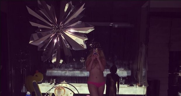 Christina Aguilera vyfotila polonahou selfie.