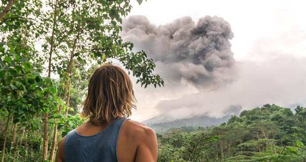 Chrlící sopka Agung se stala novou turistickou atrakcí.