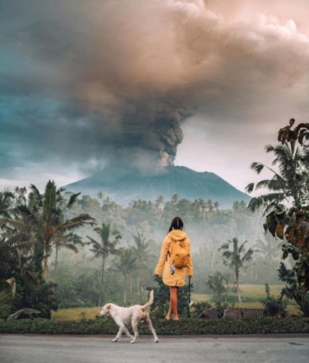 Chrlící sopka Agung se stala novou turistickou atrakcí.