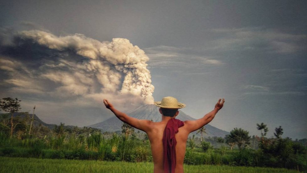 Chrlící sopka Agung se stala novou turistickou atrakcí.