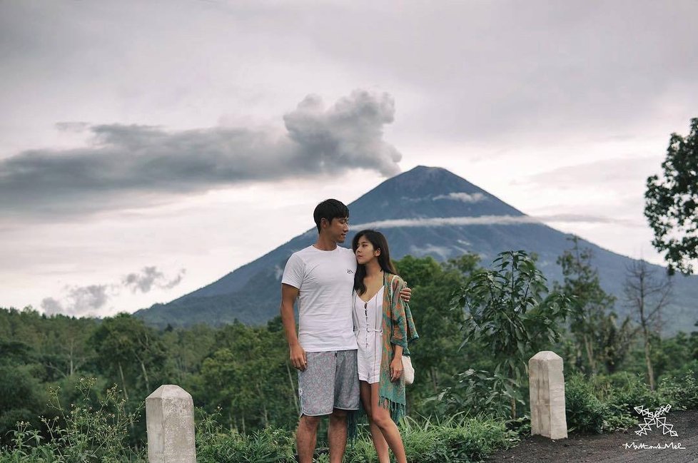 Chrlící sopka Agung se stala novou turistickou atrakcí.