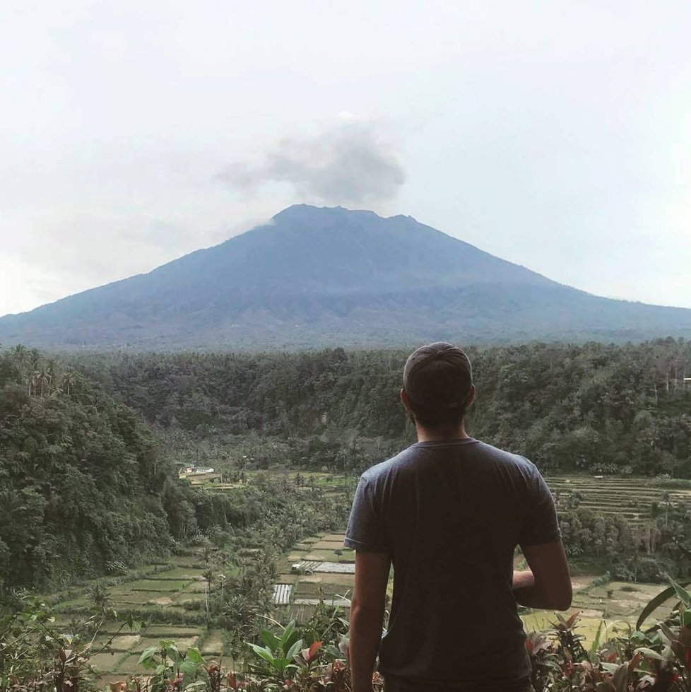 Chrlící sopka Agung se stala novou turistickou atrakcí.