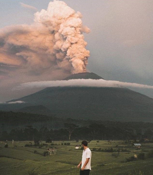 Chrlící sopka Agung se stala novou turistickou atrakcí.