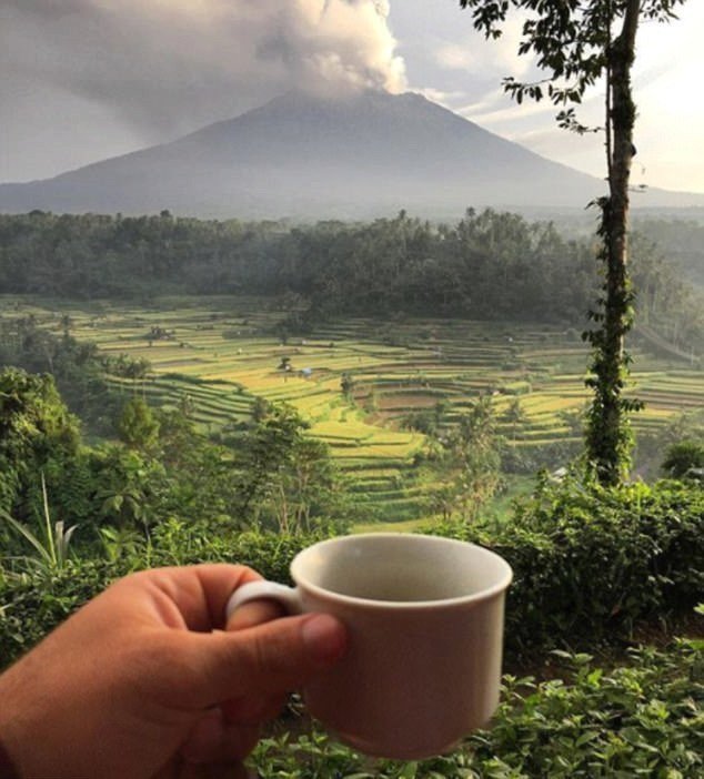 Chrlící sopka Agung se stala novou turistickou atrakcí.