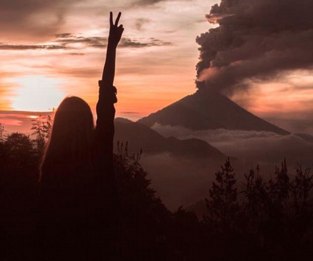 Chrlící sopka Agung se stala novou turistickou atrakcí.