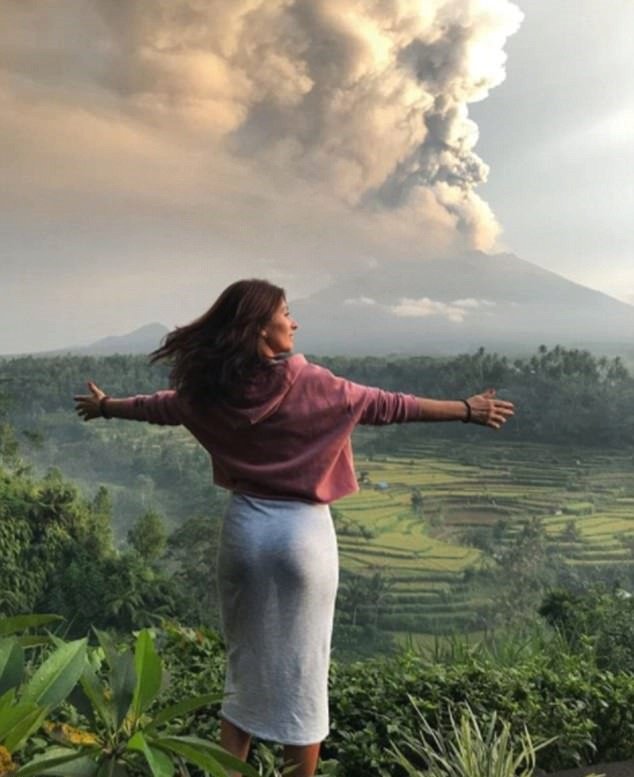 Chrlící sopka Agung se stala novou turistickou atrakcí.