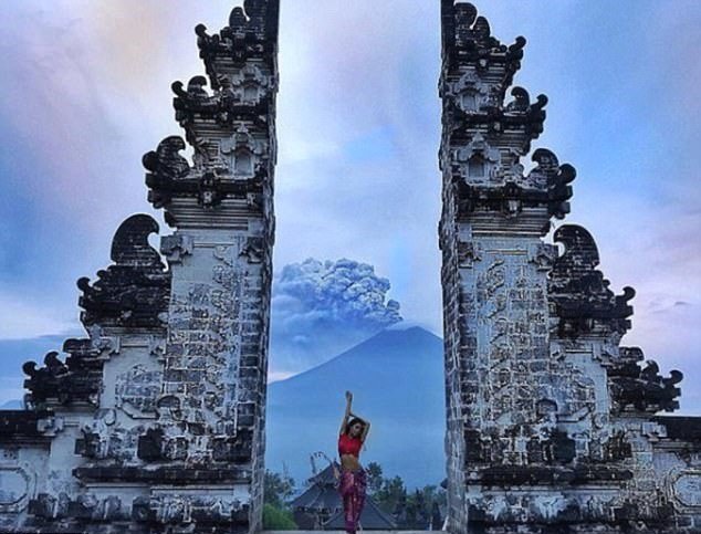 Chrlící sopka Agung se stala novou turistickou atrakcí.