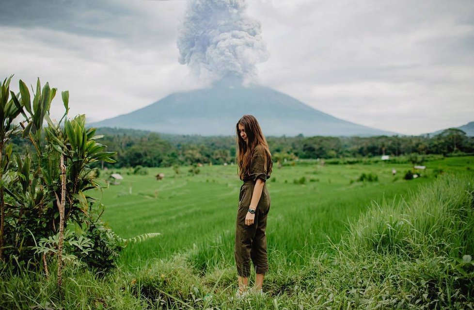 Chrlící sopka Agung se stala novou turistickou atrakcí.