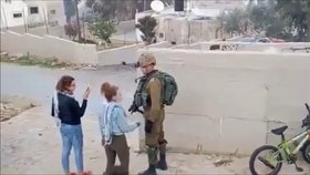 16letá Palestinka Ahida napadla izraelského vojáka: Mlátila do něj a kopala