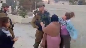 16letá Palestinka Ahid napadla izraelského vojáka: Mlátila do něj a kopala.