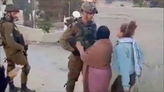 Palestinka Ahida napadla izraelského vojáka: Mlátila do něj a kopala
