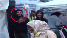 Muž, který povzbuzuje stařenku tančící v uprchlickém táboře, je údajně Ahmad Almuhammad.