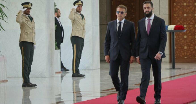 Francouzský prezident Emmanuel Macron a prozatimní syrský prezident Ahmad Šara (7.7.2026)