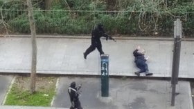 Paříž zakázala po útoku na redakci Charlie Hebdo a na košer obchod natáčení filmových scén s uniformovanými policisty na svém území
