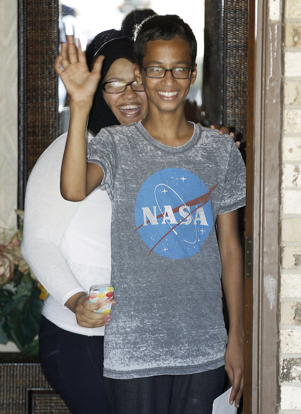 14letý Ahmed Mohamed byl zatčen poté, co do školy přinesl vlastnoručně vyrobené hodiny. Učitelé je považovali za bombu.