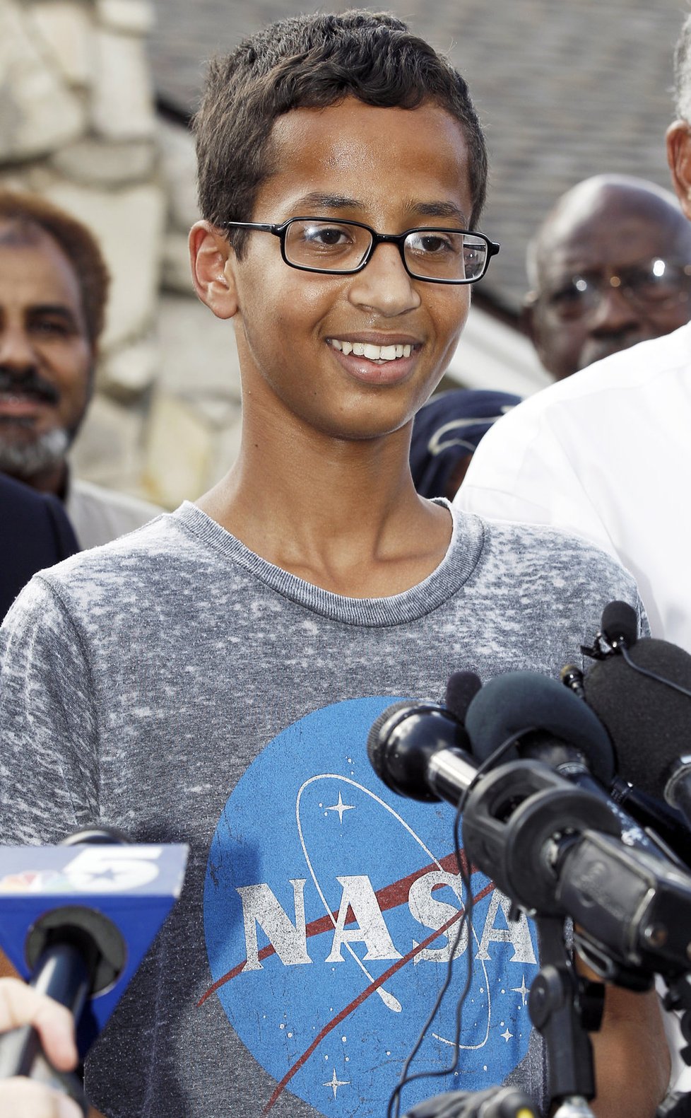 14letý Ahmed Mohamed byl zatčen poté, co do školy přinesl vlastnoručně vyrobené hodiny. Učitelé je považovali za bombu.