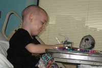 Chlapec (5) prodává obrázky, aby měl na chemoterapie