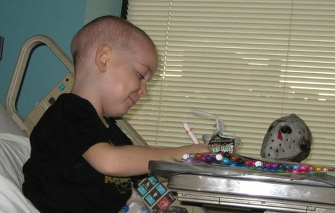 Chlapec (5) prodává obrázky, aby měl na chemoterapie