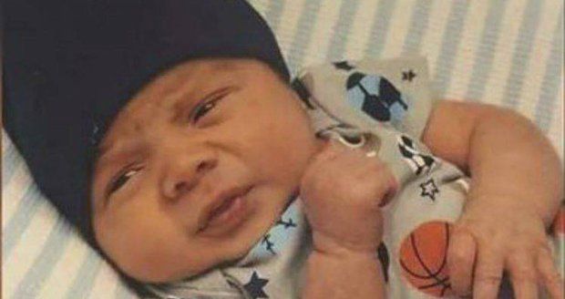 Tříměsíční dítě se upeklo v autě: Co to tu cítím? Matka syna našla, když šla z práce