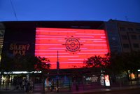 Světlo pro AIDS: Budovy v Praze se rozzáří červeně