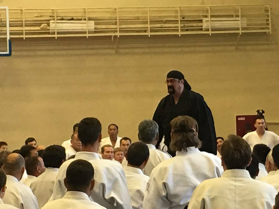 Steven Seagal při ukázce bojových umění v Kyrgyzstánu, 2016.