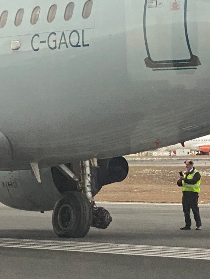 Airbus společnosti Air Canada přišel o část podvozku.