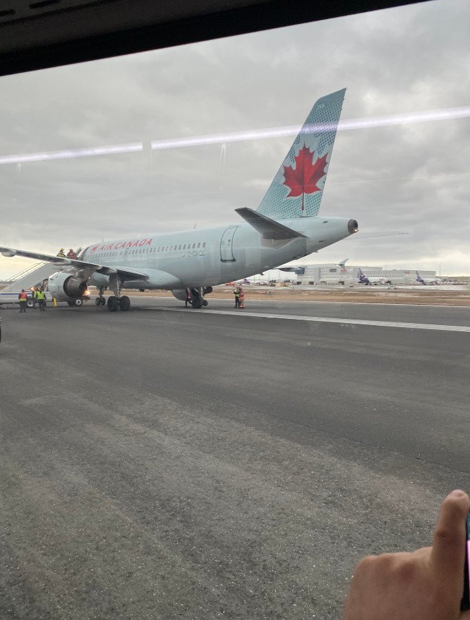 Airbus společnosti Air Canada přišel o část podvozku.