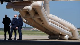 Prezidentskému letounu Air Force One se nedopatřením otevřela nouzová skluzavka (10.9.2026).